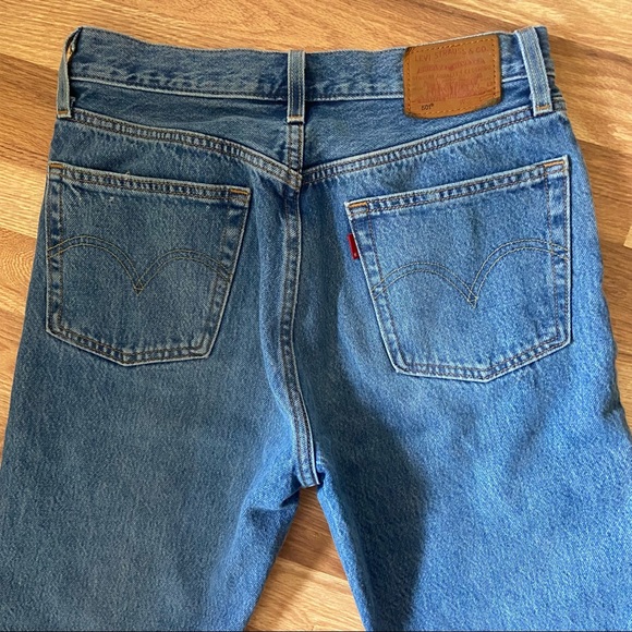 Women’s Levi’s 501 Crop Bottom Jeans - Picture 8 of 9